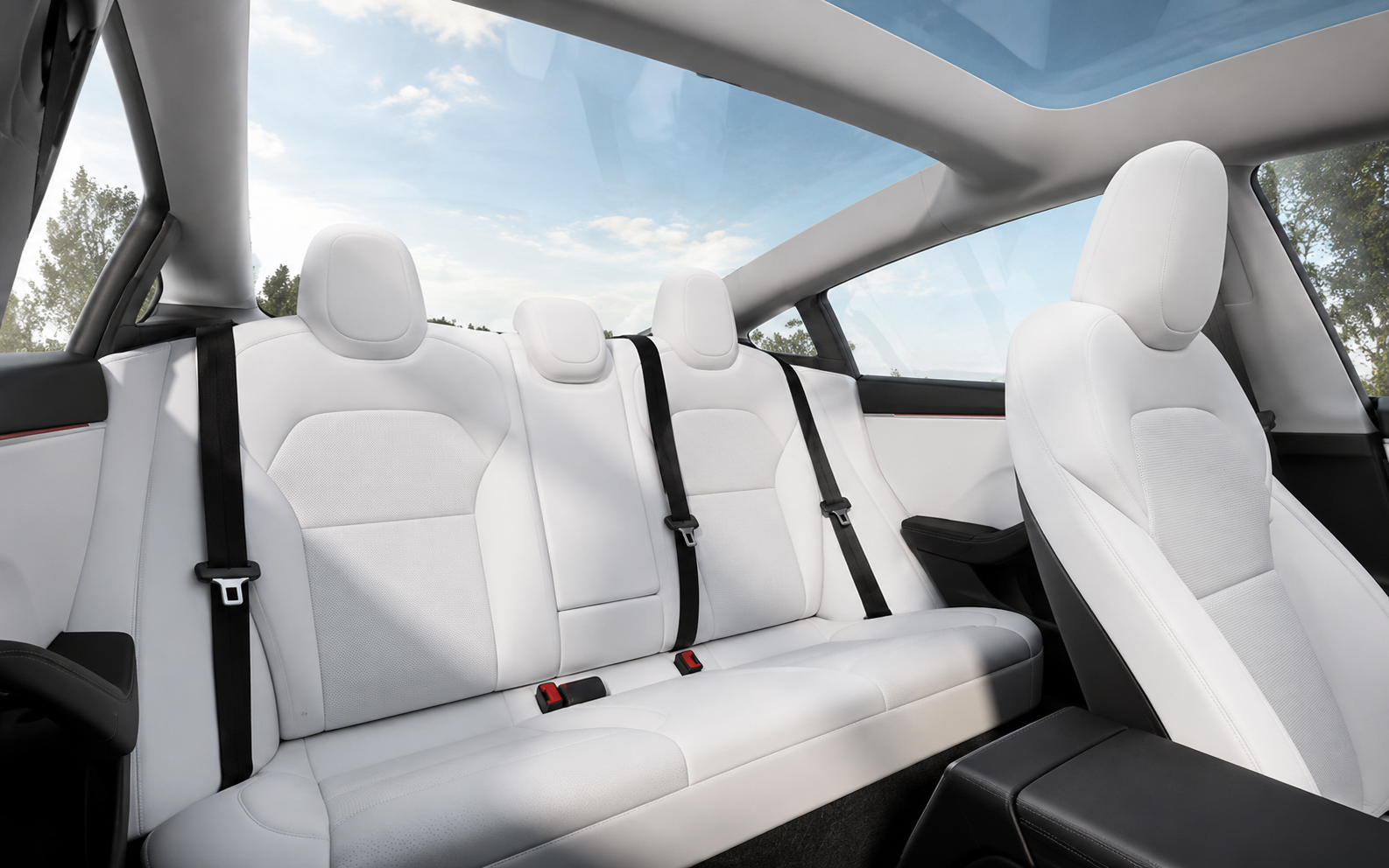 Toit panoramique en verre et sièges en cuir blanc de la Tesla Model 3